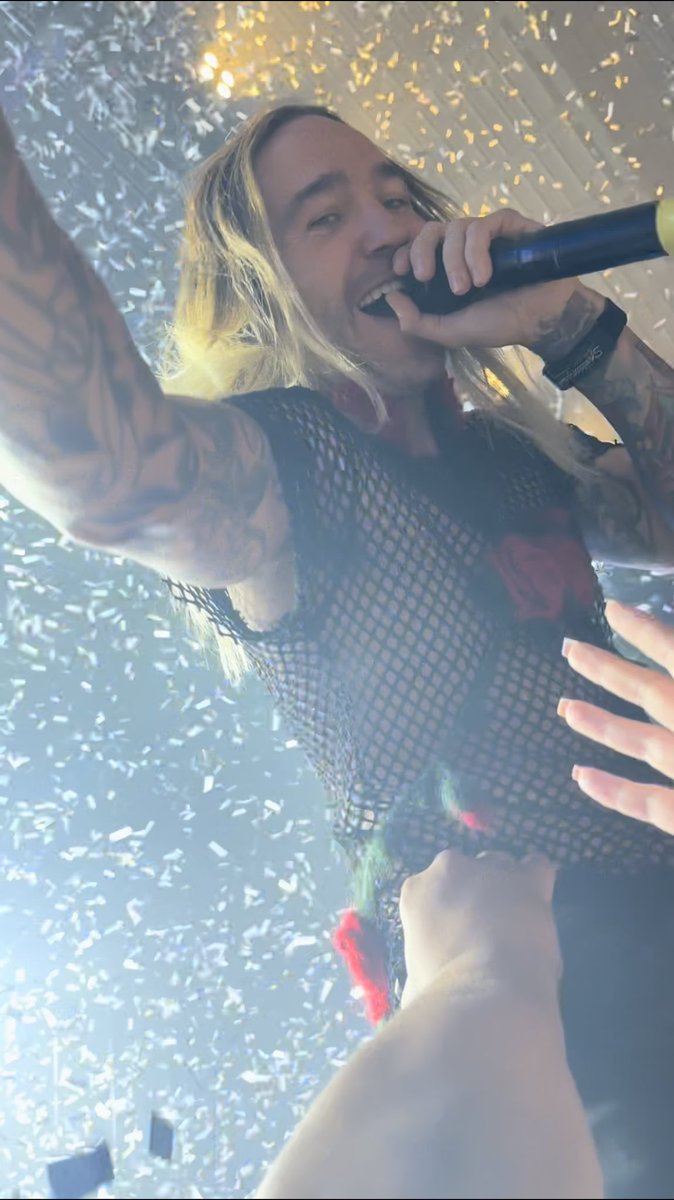 patricksdadhats's tweet photo. I was just looking through my pics from the show and ERM HELLO https://t.co/ZV3hUVmkLU