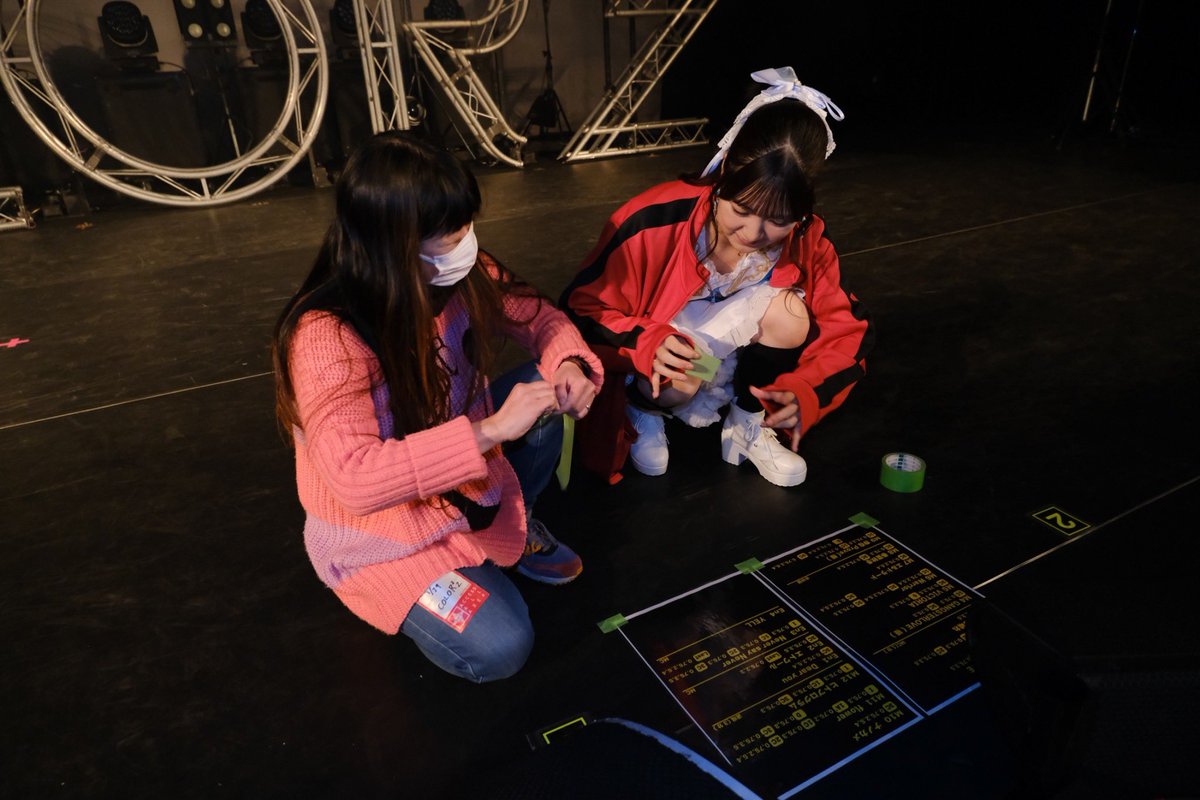 みーちゃん、卒業おめでとうございます！
シンプルに寂しいです

沢山のありがとう、そして素敵な日々しかやって来ない事を願う✨

普段タレントさんと絶対に写真を撮らない私。「ハイ、チーズ」の写真は例の如くないけど

ワンマンの時に一緒にセットリスト貼ってる所を蔵さんが撮ってくれてました。