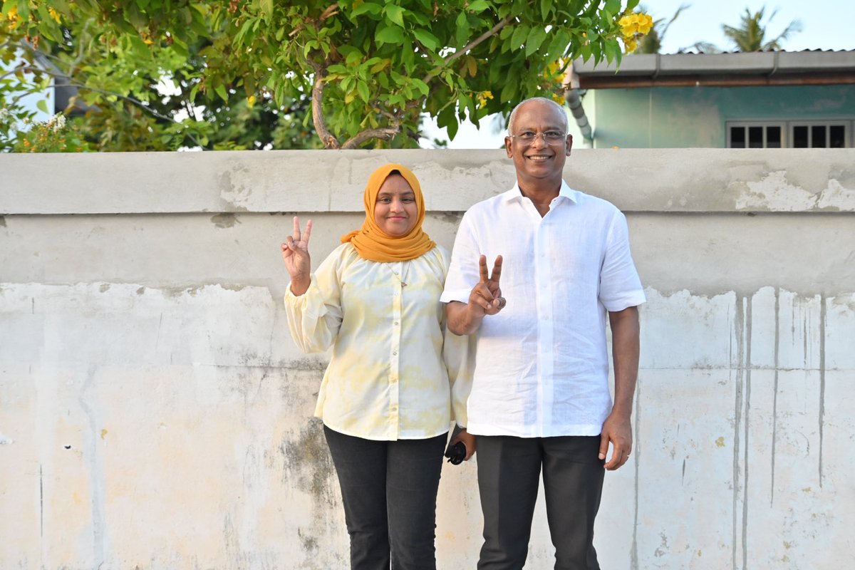 charly_thuthu's tweet image. ރައީސް  @ibusolih މަޖިލިސް20 ނ.ވެލިދޫ ދާއިރާގެ އެމްޑީޕީ ކެންޑިޑޭޓު އެމްޕީ  @mashafeeg އަށް ތާއިދު ހޯއްދެވުމަށް ނ.ވެލިދޫގައި ދޮރުން ދޮރަށް ހިންގެވުން ކުރިއަށްދަނީ. 

 #VelidhooDhaaira  #VoteMode ✅1️⃣ 
 #VoteMDP  #Majlis2024
 #MisraabuHamaMagah