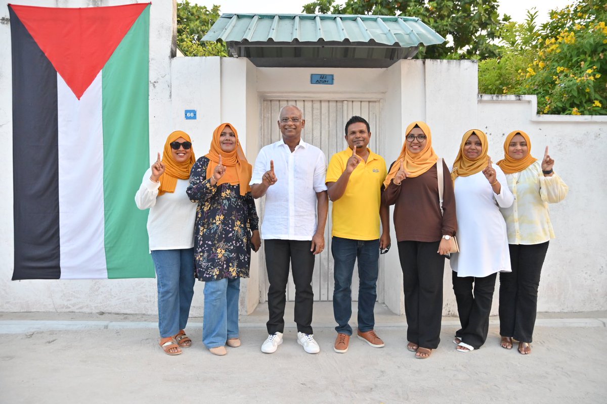 charly_thuthu's tweet image. ރައީސް  @ibusolih މަޖިލިސް20 ނ.ވެލިދޫ ދާއިރާގެ އެމްޑީޕީ ކެންޑިޑޭޓު އެމްޕީ  @mashafeeg އަށް ތާއިދު ހޯއްދެވުމަށް ނ.ވެލިދޫގައި ދޮރުން ދޮރަށް ހިންގެވުން ކުރިއަށްދަނީ. 

 #VelidhooDhaaira  #VoteMode ✅1️⃣ 
 #VoteMDP  #Majlis2024
 #MisraabuHamaMagah