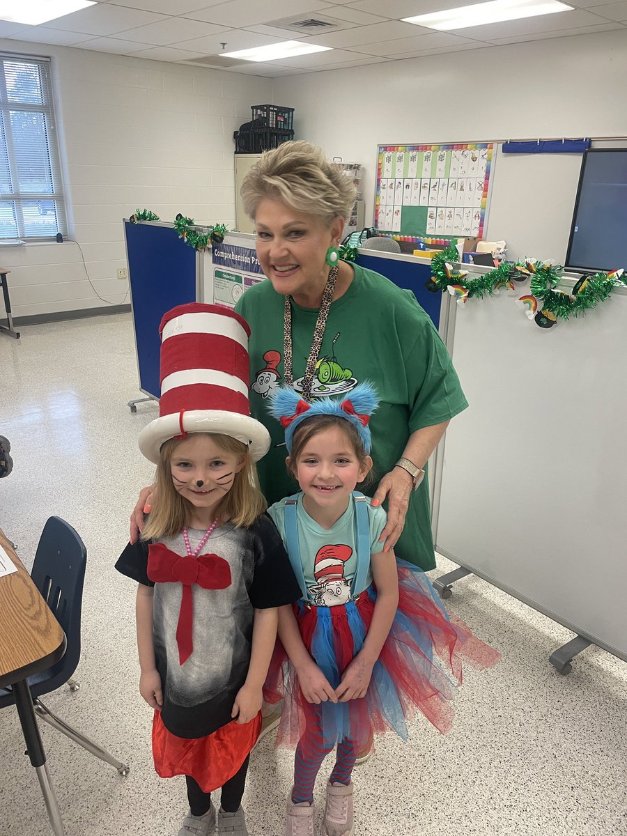 Love this! ❤️📚#ReadAcrossAmerica <a href="/NewCastleES_VB/">New Castle ES</a>