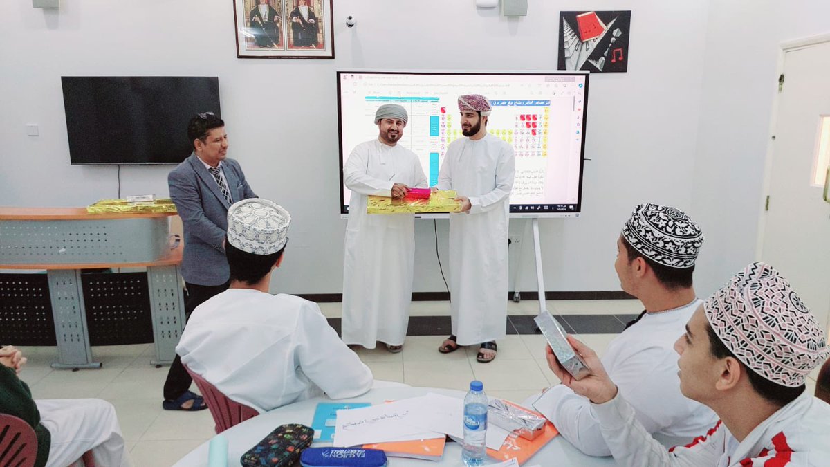 EduGovMct1202's tweet photo. بحضور المدير المساعد والمعلم الأول نفذ قسم الكيمياء حصة تفاعلية مع طلاب الصف الحادى عشر بعنوان التنبؤ بخصائص عنصر ما وموقعه فى الجدول الدوري، اتصفت الحصة بالكثير من التشويق من خلال تنوع أساليب التعليم، كما تم تحفيز الطلبة وتعزيزهم أثناء الحصة.

#فعاليات_تعليمية_مسقط 
#تعلم_مستدام https://t.co/9O1HbsLco4
