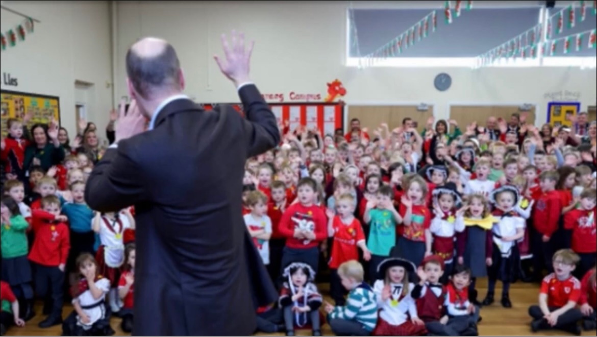 Love this image of Prince William at a school in 🏴󠁧󠁢󠁷󠁬󠁳󠁿 last week. #StDavidsDay 
#PrinceWilliam 🏴󠁧󠁢󠁷󠁬󠁳󠁿