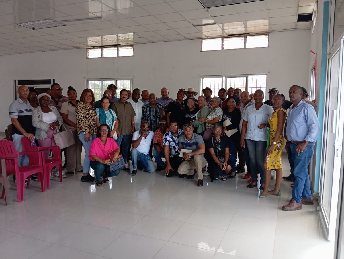 CambiemosRD1's tweet photo. "El sábado 2 de Marzo, estuvimos reunidos con casi 100 líderes sociales de Boca Chica, Guerra y Santo Domingo Oeste. Con los que conversamos sobre la Coalición Ciudadana Cambiemos, su organismo territorial que es la REd de Juntas de vecinos y OCB. https://t.co/qJv5yE8mLn