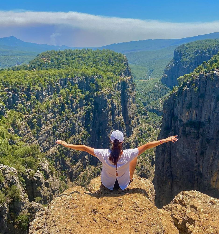 AdrianMadeee's tweet image. Small changes make a big difference! Start your journey to a healthier life today: swap sugary drinks for water, take daily walks, and prioritize sleep.