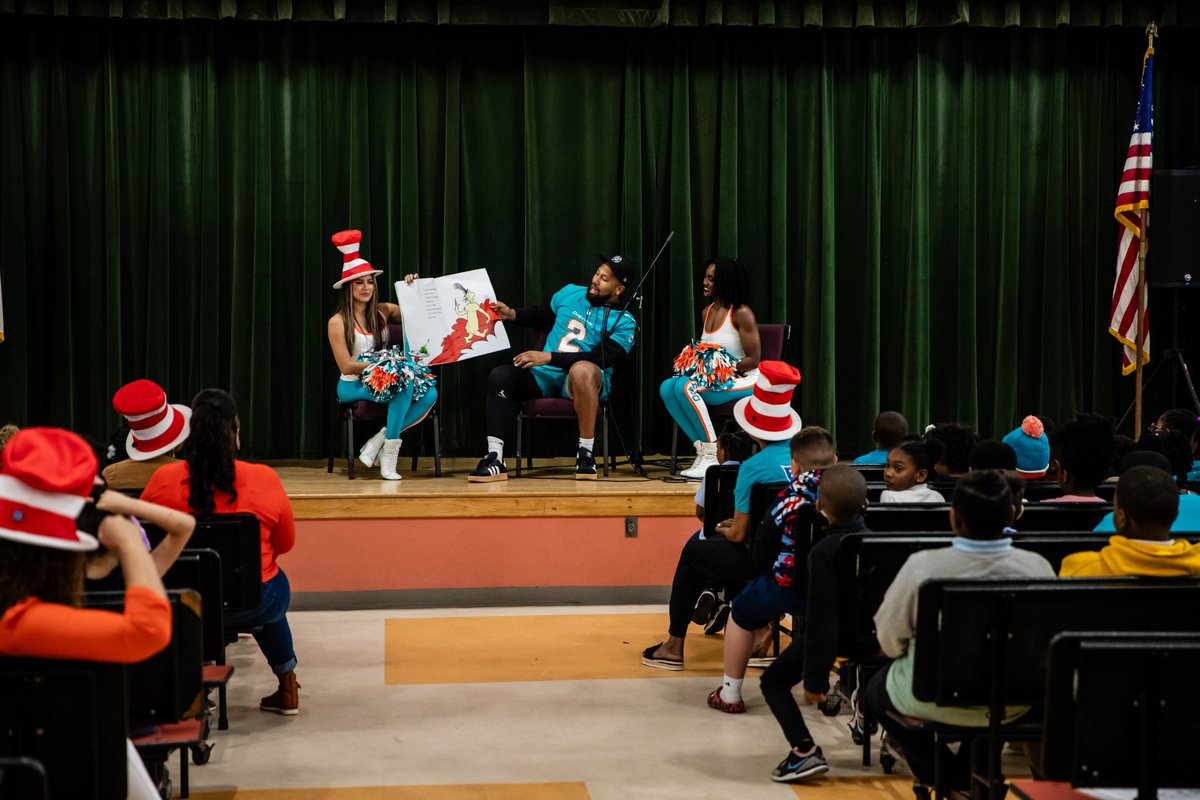 FinsOffTheField's tweet photo. It's a winning play for reading! 

we are so excited to team up with #TackleReading to kick off the 8th annual event with #drseuss.

@astronaut &amp; @dolphinscheer visited @NorwoodElem for a special literacy-themed school-wide assembly reading Green Eggs and Ham! https://t.co/CBNGDbXqaL