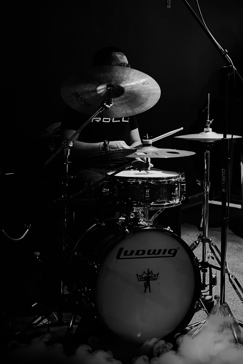 IrrancaGiuPHOTO's tweet photo. VOLUME 2 🎸
@InfoVedo
#Drummer #Performance #Percussion #MusicalInstrument #MusicalEquipment #Entertainment #music #black #bnw #leica #vedo #photography #discobar #rock #italy #love #Musician #sing #event #band https://t.co/4R3l67Jvk3