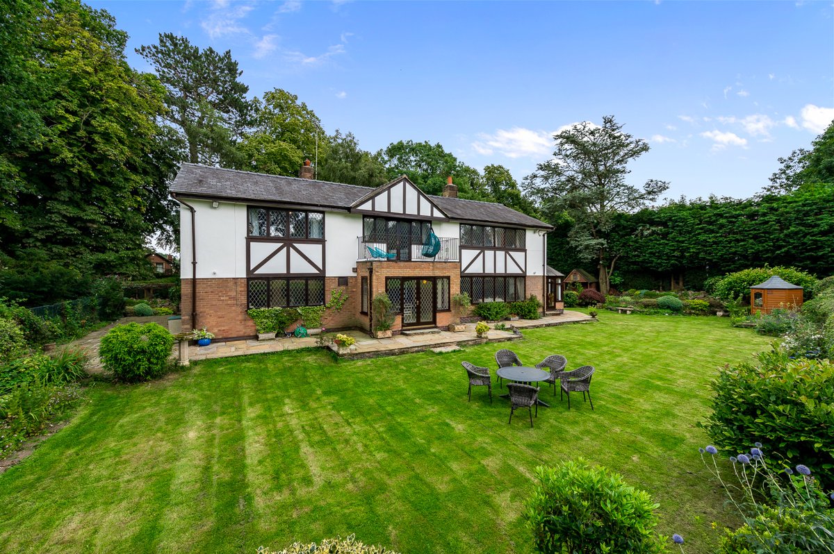 New instruction

Brooks Drive #HaleBarns

A high end, prestigious 6 bedroom #property with a blend of luxury, privacy, and beautiful surroundings. Guide price £1,950,000

jackson-stops.co.uk/properties/187…

@HaleBarnsCC @RingwayGolfClub