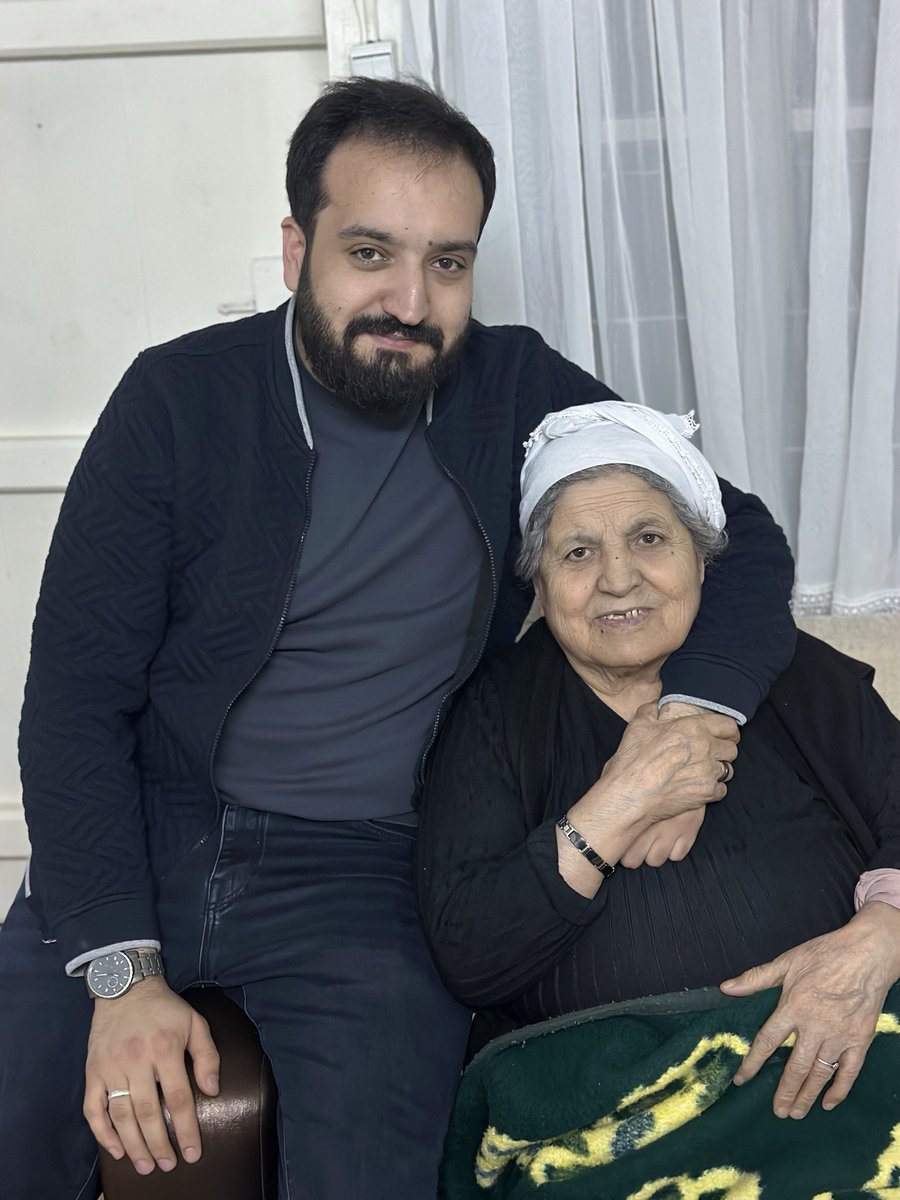 اِنَّا لِلّٰهِ وَاِنَّٓا اِلَيْهِ رَاجِعُونَۜ

Allah'tan geldik ve yine O'na döneceğiz.

Üzerimde sonsuz emeği olan bana , etrafına , herkese hakkı ve gerçeği anlatan gösteren kıymetli Babaannem. Mekanın cennet olsun.