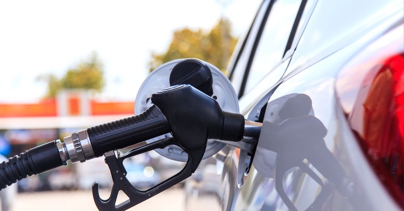 🧐¿Qué pasa si me equivoco de combustible al repostar?

1️⃣Deja de repostar inmediatamente.

2️⃣No enciendas el motor ni introduzcas la llave en el contacto.

👉Lo más habitual es que el personal de la estación de servicio inhabilite el surtidor, y evitar mover tu vehículo.