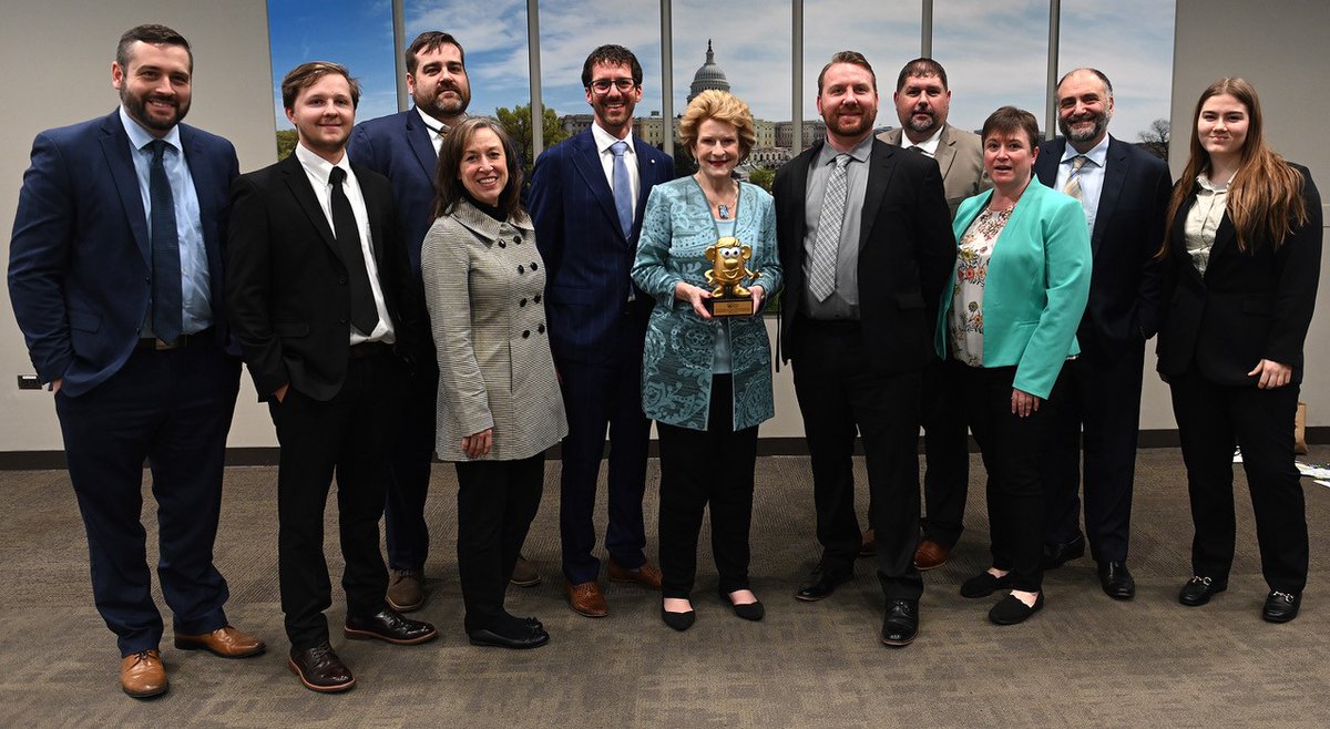 Michigan’s 761 potato farms generate more than $2.5 billion for our economy and support more than 21,700 jobs. I will always fight for our potato industry. Thank you @ThisSpudsForYou for the awesome Golden Potato Award!