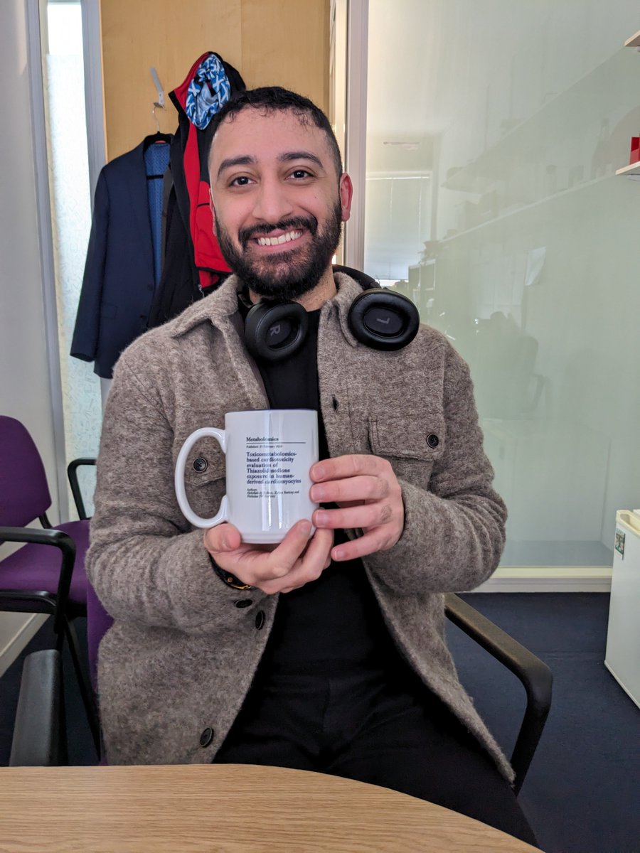 As per Rattray lab protocol, delighted for @abdullah__17 to receive his first publication mug🍵Great paper out in @metabolomics journal investigating the toxicometabolomics profile of glitizone drugs on cardiomyocytes

link.springer.com/article/10.100…

with collaborator @z_rattray
