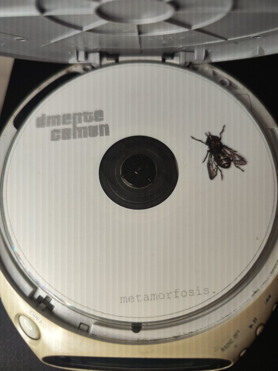 Un día como hoy, hace 20 años, <a href="/dmente_comun/">dmente comun</a> lanzó "Metamorfosis", su tercer disco. Un álbum que golpea canción tras canción 👊🏻.

Felicidades <a href="/Oliver_Castillo/">Oliver Castillo</a>, <a href="/danieldmente/">Daniel Willis</a> y Jeremy!