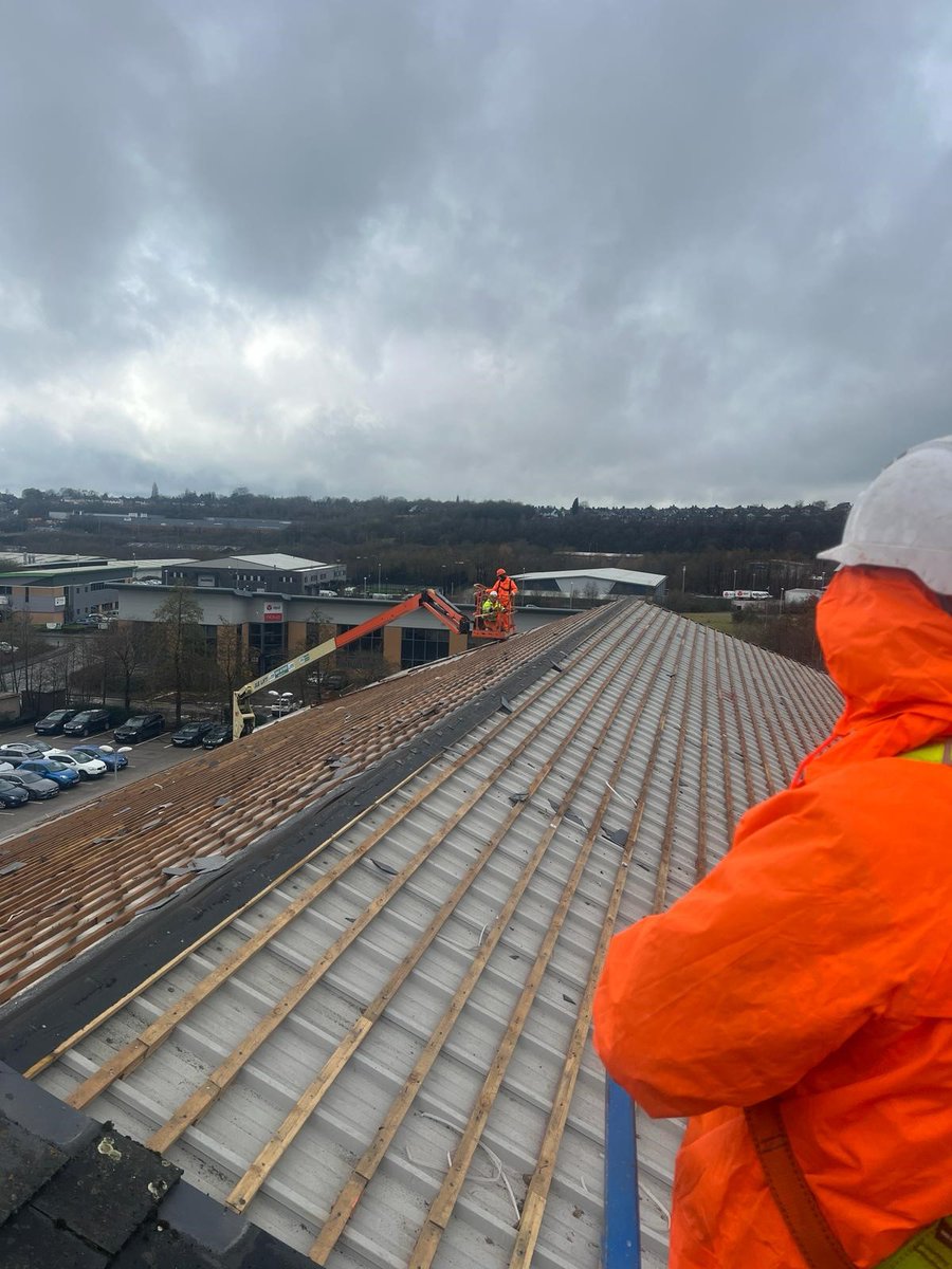 TOTAL_DEMOSERV's tweet image. 🚧 Exciting Update! 🚧
Work has officially begun on the roof at BET 365! We&apos;re kicking off this new phase by taking the roof off &amp;amp; getting back to the steel frame. This marks a significant milestone in our journey. Stay tuned for more updates #demolition #Update #excitingprogress