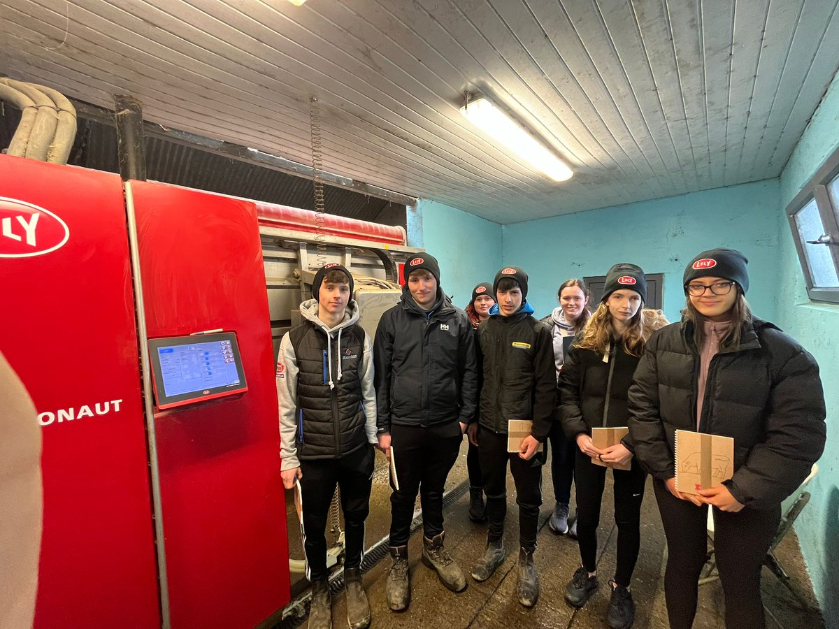Great to have LCA students from @BoherbueC out on Donal O Sullivan's farm in Knocknagree learning all about farm automation! Donal has had his robot in for the last 11 years, so it is great for these students to see the lasting impact robotics has had.
