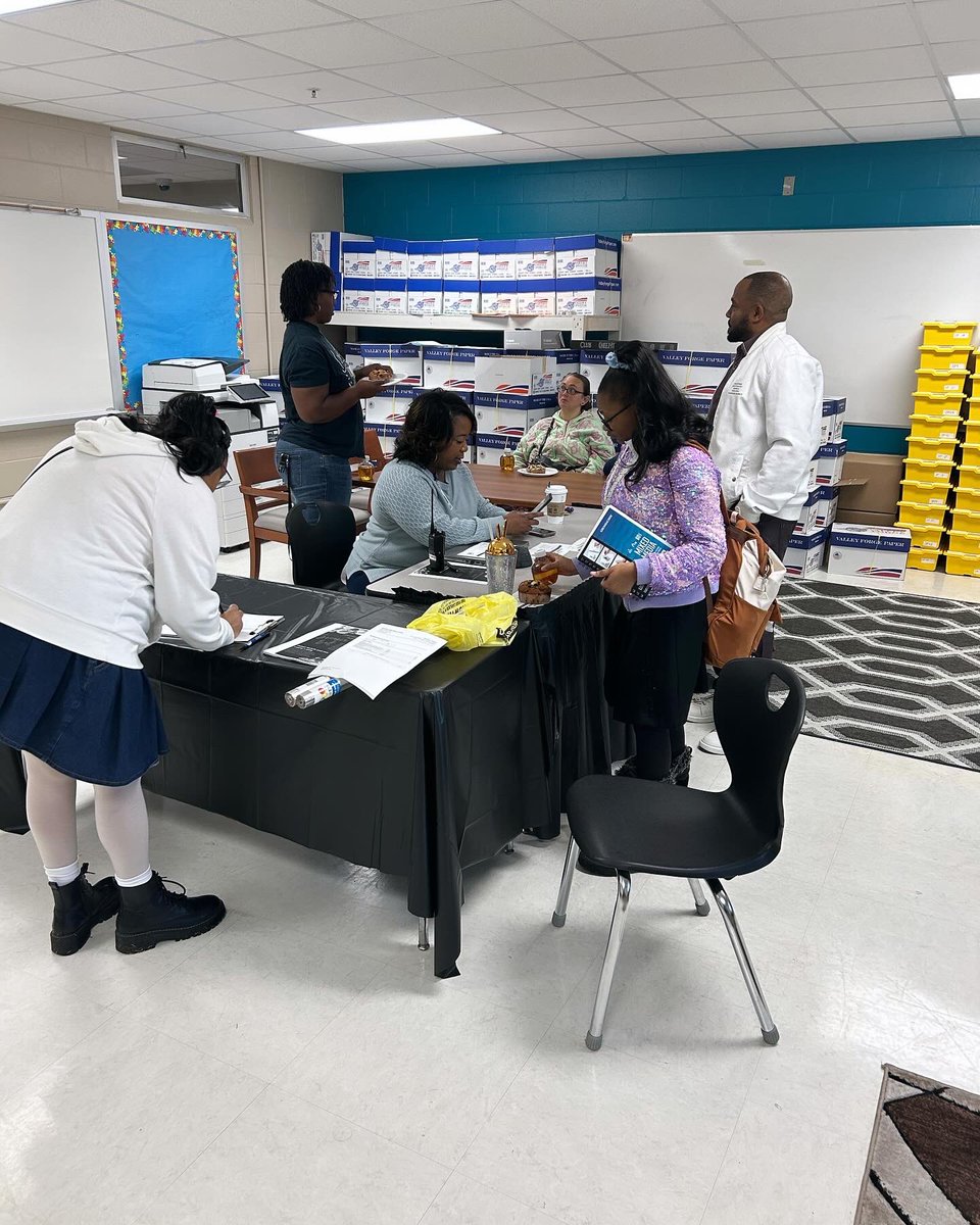 Day 1 of Spartan Family Week…Thank you to the families that came, had muffins and juice, as well as signed up in our parent portal!! We will see you on Wednesday morning for another breakfast treat. 🧡🖤 @mnps_fcp @fcsnashville @metroschools @conley4kids