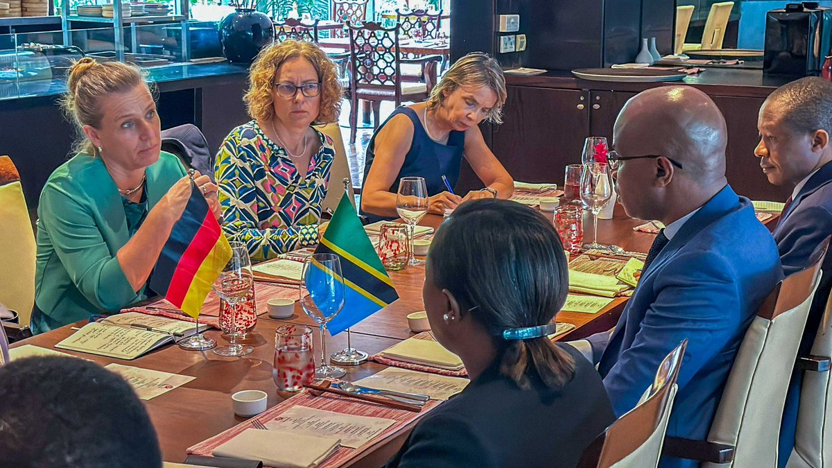 Lunch with Germany State Minister of Foreign Affairs @KatjaKeul. Discussed bilateral & regional issues and readiness for dialogue on Germany colonial legacy in Tanzania. I outlined the pillars of the rules of engagement, and the process, structure and substance of the dialogue.