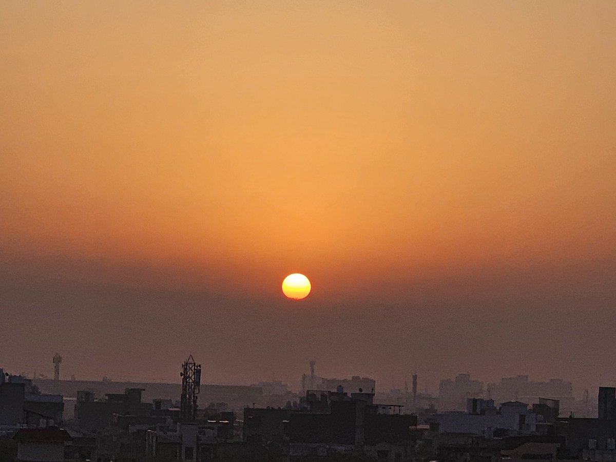 AbidiRuby's tweet image. &quot; If only I had enough eyes, ears, and time for this beauty that sucks us in
Like a whirlpool
Covering everything with a poetic veil of hopes&quot;
~Jaan Kaplinski 
#Morning #Sunrise #phonephotography