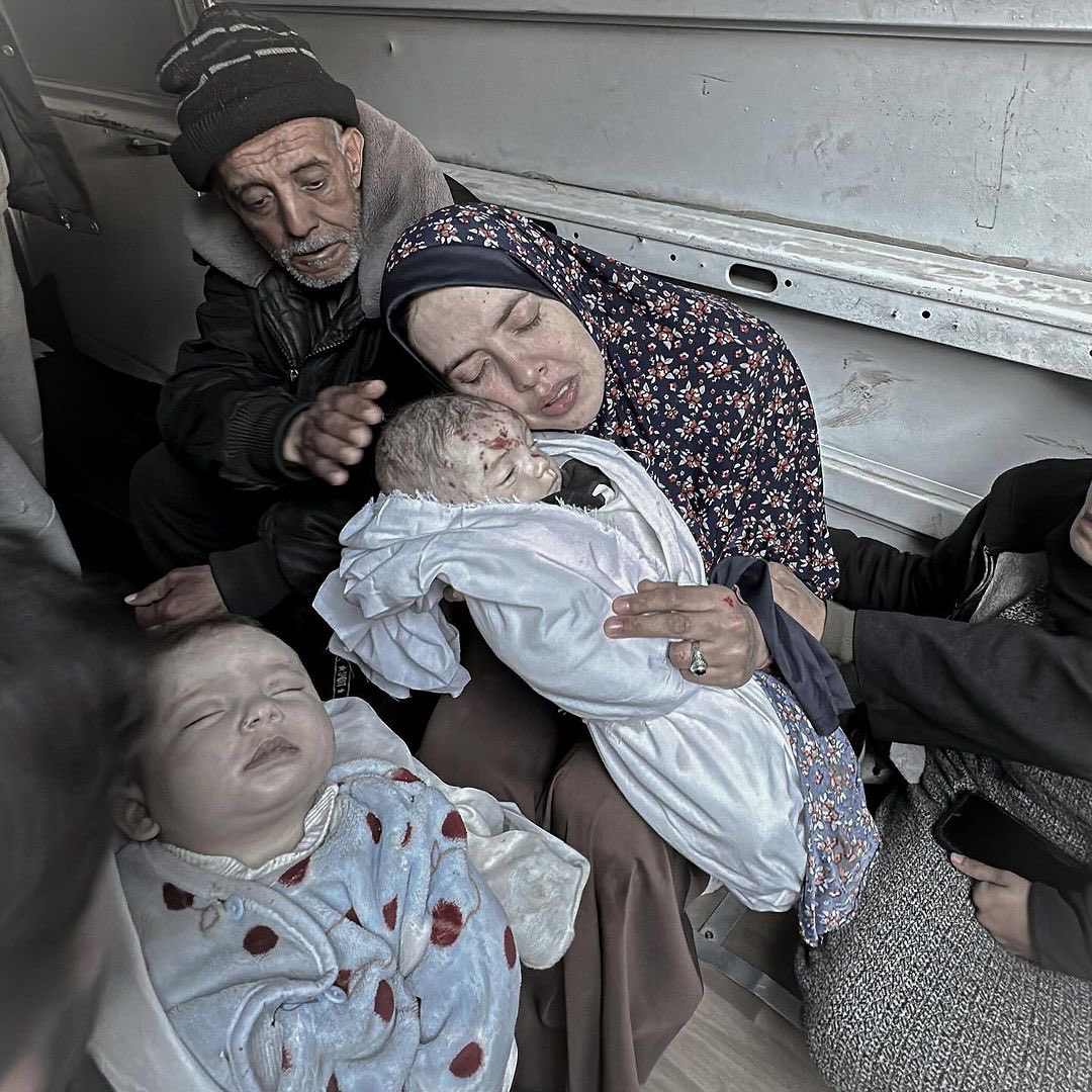 "إنَّ الذي يُراق دمٌ وليس ماءً
وإنَّ الذي يُقطعُ أطرافٌ لا أغصاناً
فمن أَلِفَ المشهدَ فقد خان
ومن اعتادَ المنظرَ فقد خذلَ" 💔