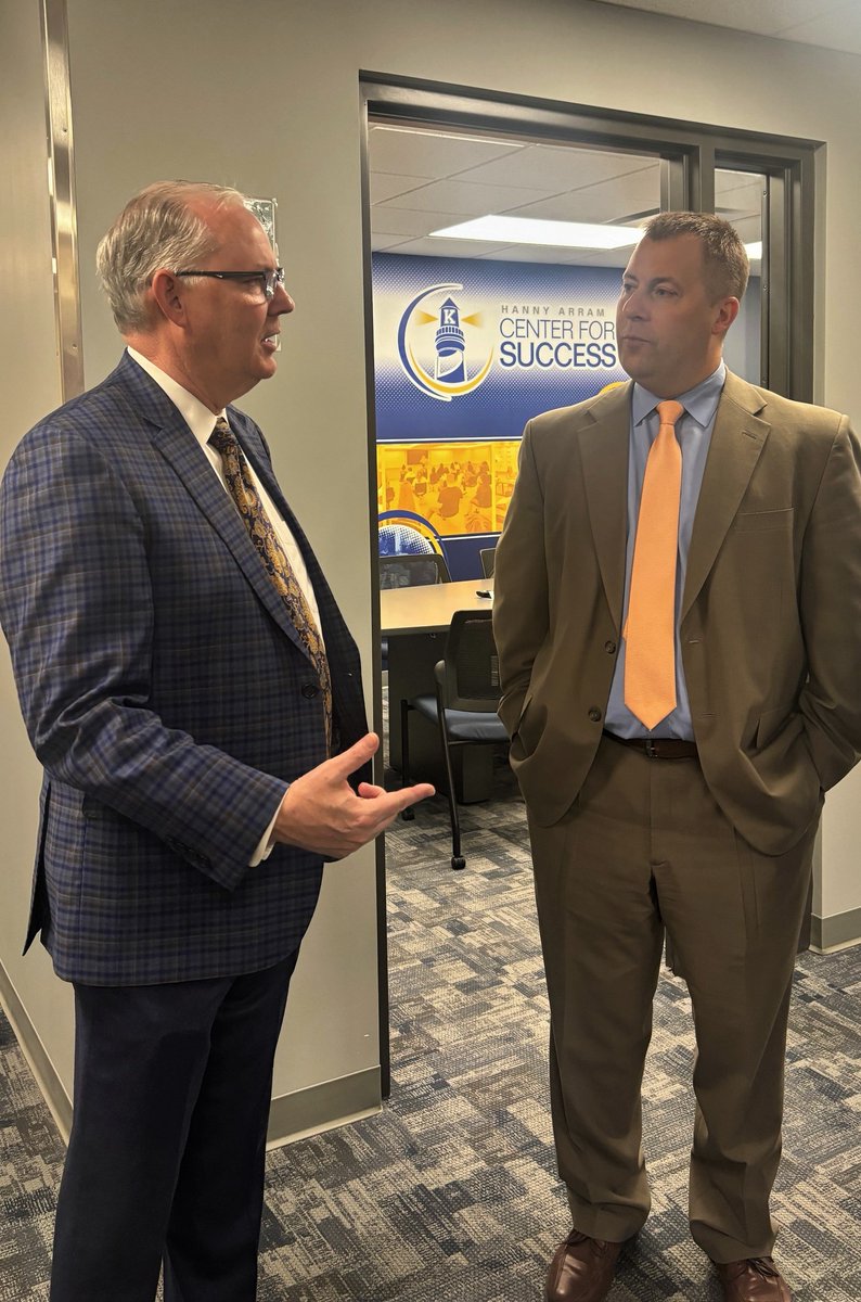 NEadvantage's tweet image. In June, we featured the summer scholars at Kearney Public Schools' Hanny Arram Center for Success.

Last week, the school hosted Commissioner of Education Dr. Brian Maher, who got an up-close look at one of Nebraska's public school gems!

bit.ly/430K9Xc #RootedNE