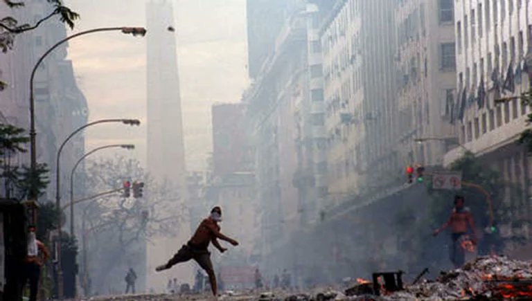 Miles de imágenes que jamás se habrían registrado sin Télam, cómo esta del atentado a la AMIA; o la otra, de diciembre de 2001. Su cierre no nos hace un mejor país, al contrario. Si de algo sirve, la solidaridad con los colegas de <a href="/somostelam/">Somos Télam</a>