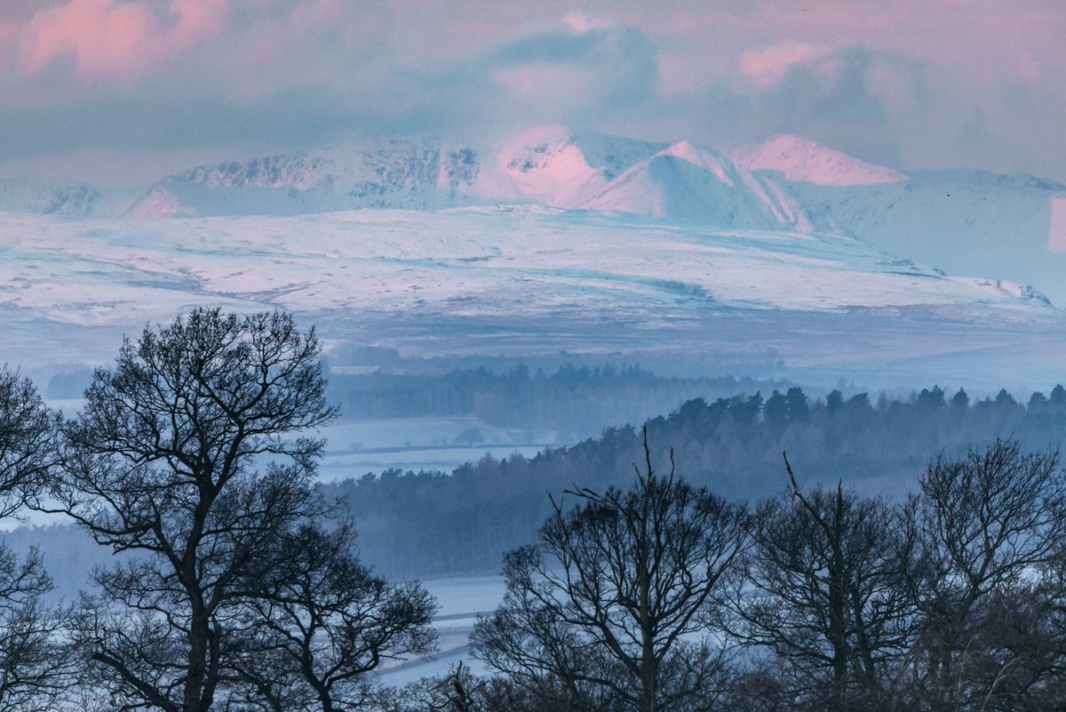 A moody Helvellyn with a smidge of “Alpenglow”just before sunrise today as seen from near my home ⛰️❄️ It was about -2c out. Lots of ice about. Was lovely to #outdoors though 👍 #lakedistrict #ukweather