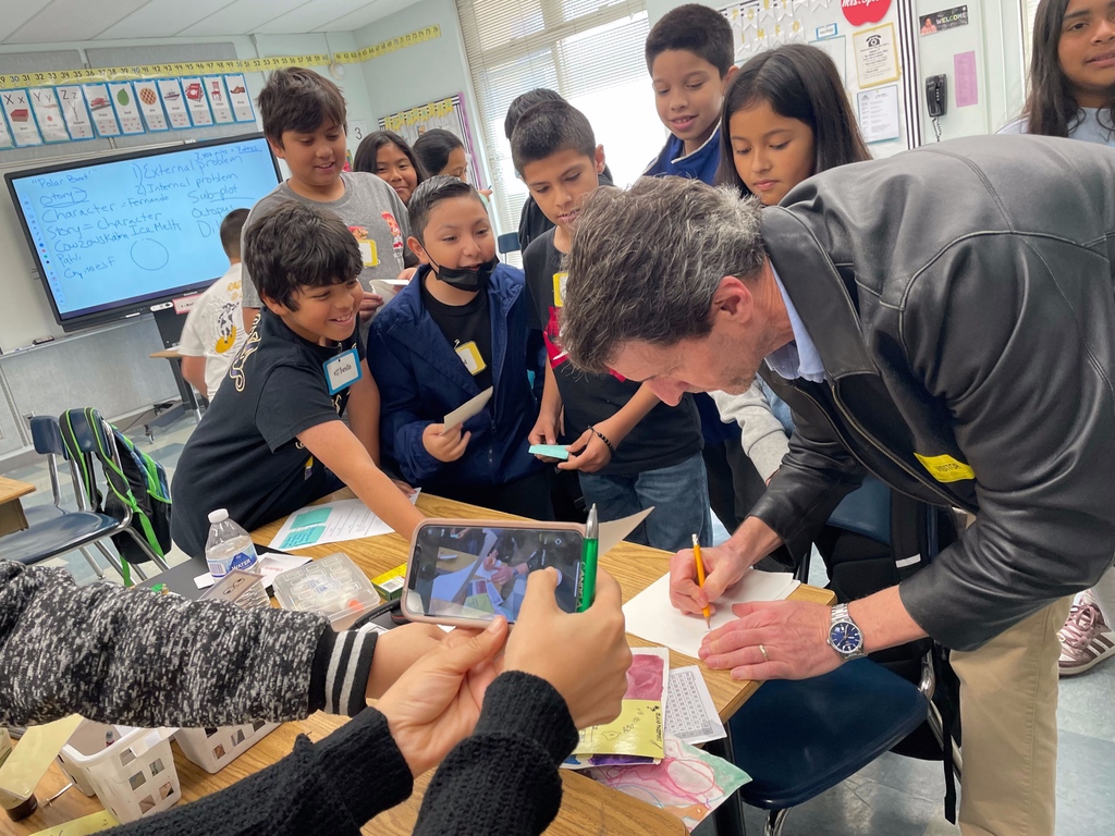 Cr8tingCr8tors's tweet image. Thrilled to have Billy Ray working with our students on scriptwriting!  #billyray #behindthescenes  #cinematography #creatingcreators   #education #filmmakers #inspiration #mentorship #mondaymotivation #sagaftra #setlife  #storytelling #studentfilm #studentlife #teacherslife