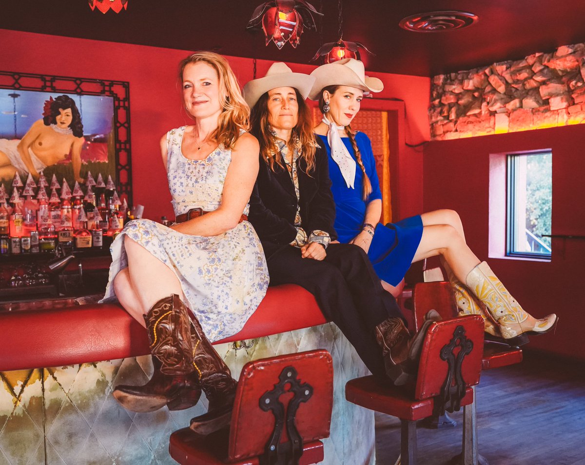 Wonder Women of Country (aka Kelly Willis, Melissa Carper, & @BrennenLeigh) just released a fantastic new single! ifitstooloud.com/2024/03/wonder…