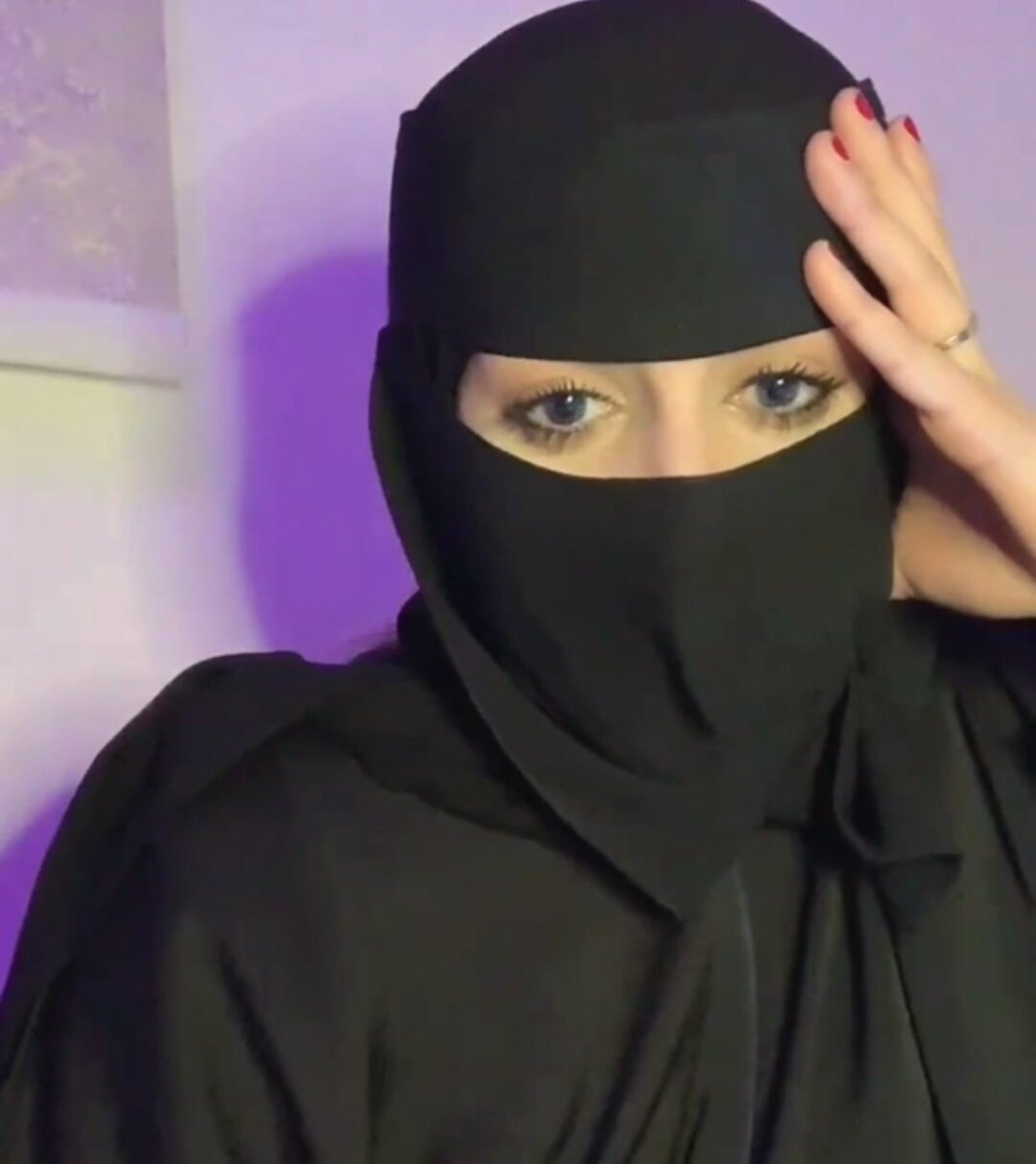 لا تتزوج فتاة مطلقة فـ لو كان فيها خير
لما طلقها زوجها :

1- مع
2- ضد