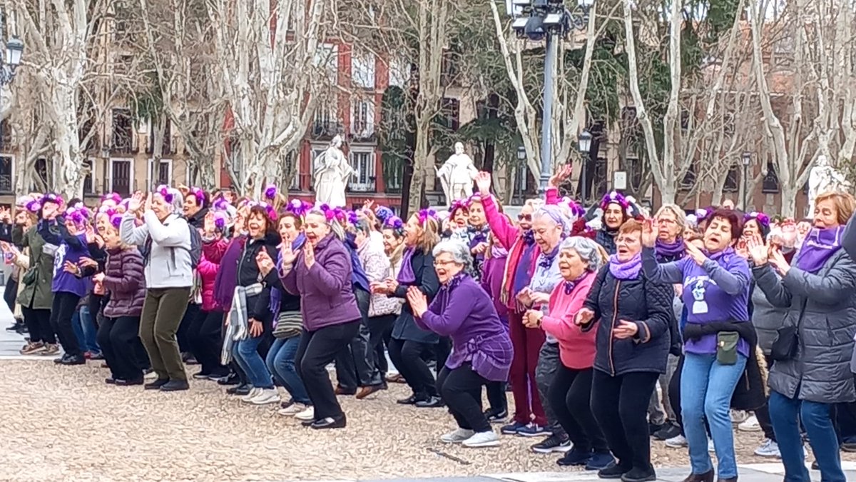 🗓️Con motivo de las celebraciones del #8M, esta mañana hemos presenciado un multitudinario Flashmob, representado por las mujeres de los Centros de Mayores de los #21Distritos y en especial las vecinas de #PuentedeVallecas que por segundo año encabezan este evento 👏🏻.