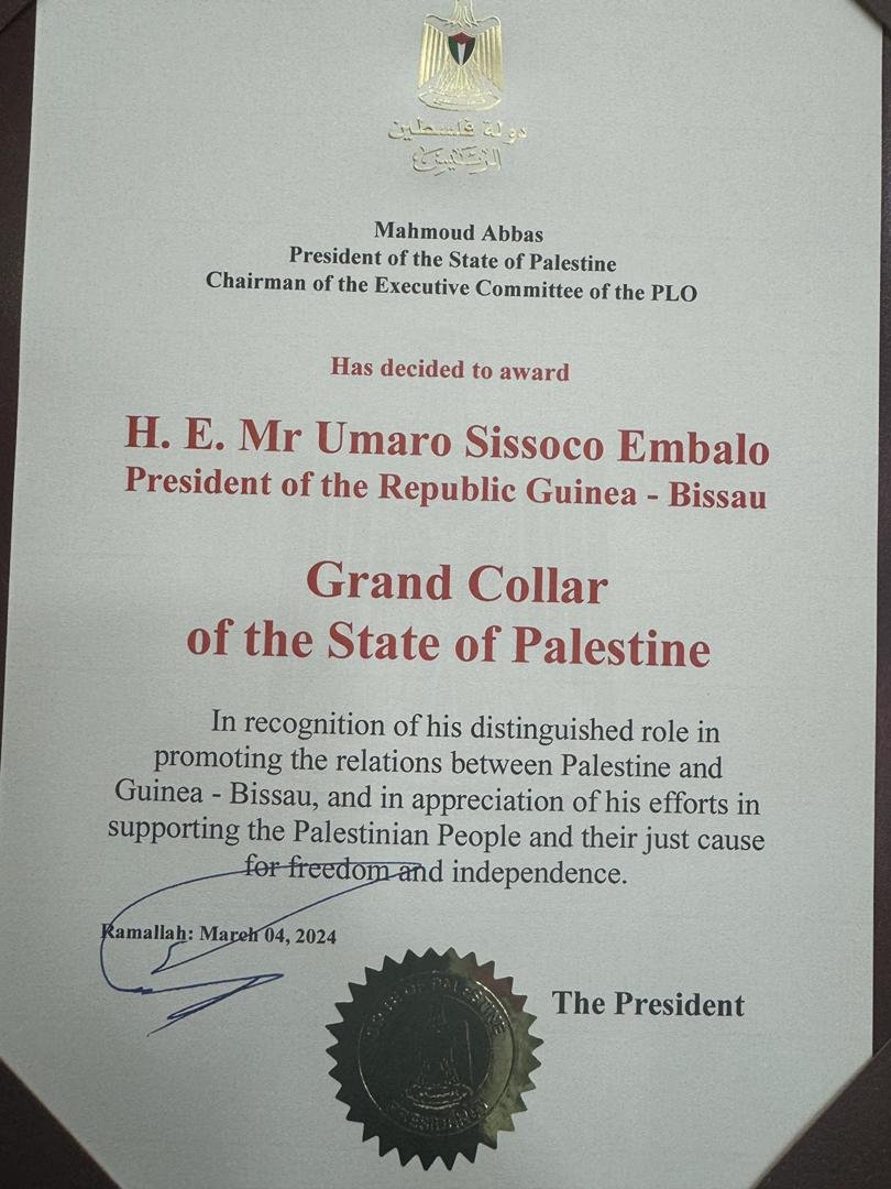 Reçu aujourd'hui par le Président de l'Etat de #Palestine SE Mahmoud Abbas, je le remercie grandement pour la chaleur de l'accueil et la décoration dont il m'a honoré. Nos travaux ont porté sur la Paix de la région et le renforcement de nos relations bilatérales.
