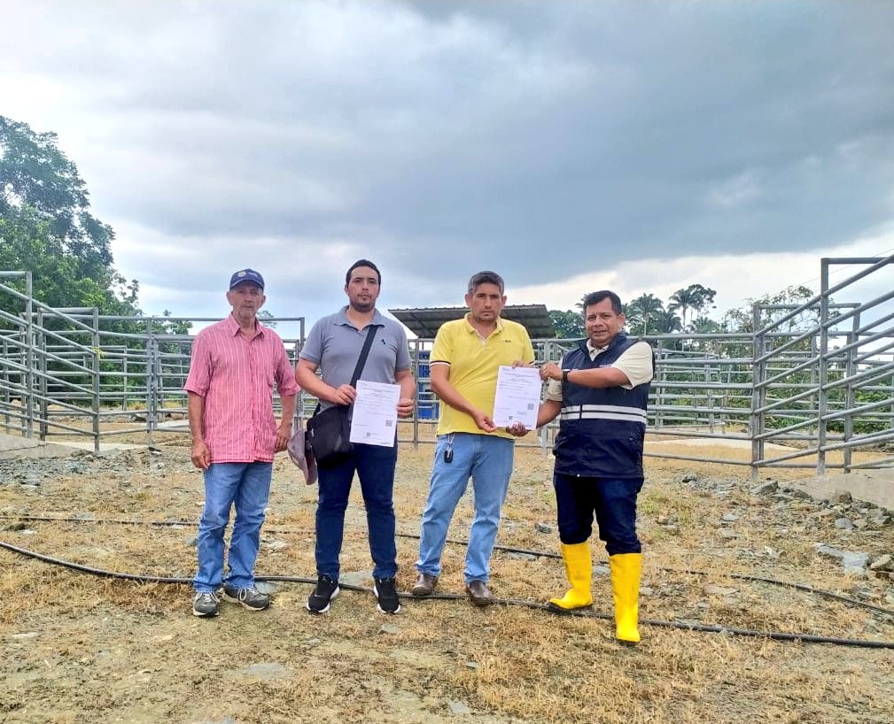 AgrocalidadZ7's tweet photo. #ElOro | Se entrega Permiso de Funcionamiento para feria ganadera a la Cooperativa Ganadera 21 de diciembre, la cual cumplió con los requisitos establecidos por la Agencia, en el cantón Piñas.

#CertificamosCalidad https://t.co/iBNFnJhVjG
