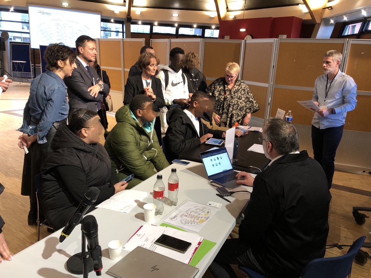Rencontre entre élèves en situation de #handicap &amp; acteurs d'insertion sociale &amp; professionnelle au forum "une passerelle vers l’emploi" organisé par la @DSDEN95 et ouvert par <a href="/OlivierWambecke/">Olivier Wambecke</a> IA-DASEN 95. Une passerelle au service de l'#inclusion ! 
👏🏻 à tous les exposants