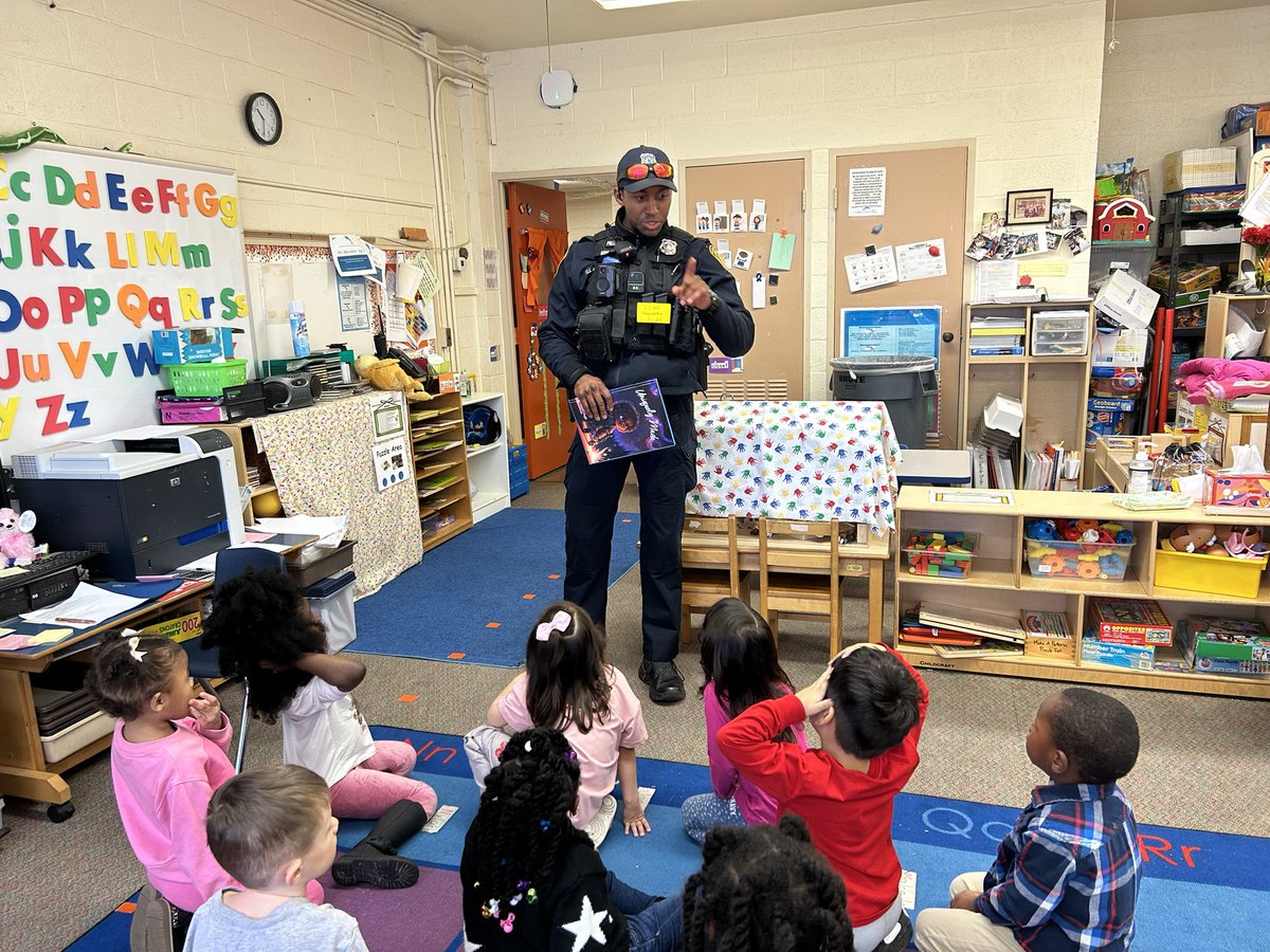 153_es's tweet photo. Oceanair celebrated Read Across America Day with officers from the Norfolk Police Department reading to our students. @KatrinaRountree @NPSchools_VA https://t.co/8iRQ09tHpl
