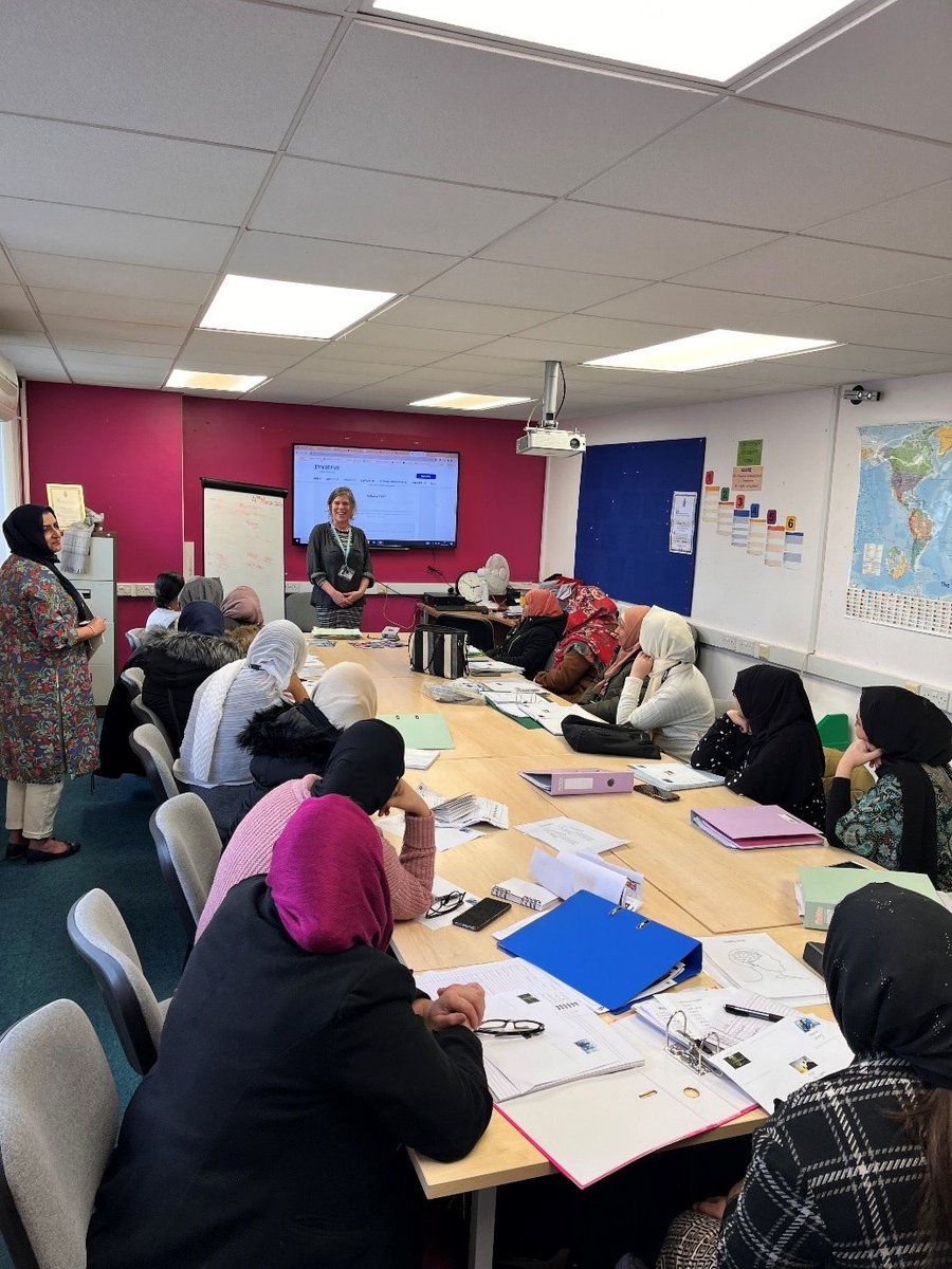 Today we've welcomed @InvictusWbeing to our centre. We engage with hundreds of #BAME women every week, many of them parents, and are a trusted hub in the heart of #ParkWard. Here's Zoe giving our women an inspiring talk about the support available to their children & families.