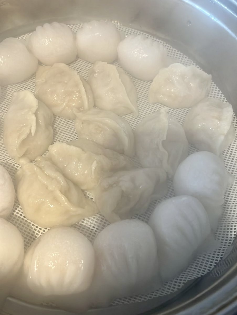 dumplinghouseto's tweet image. Dumpling cravings hitting hard today! Steamed har gow &amp;amp; dumplings, a perfect combo for a delightful lunch. Who else loves these little pockets of deliciousness? 😍🥟

👉 Order Now at: dumplinghouse619.com 👈

#torontofoodie #hargow #dumling #comfortfood #onlineorder