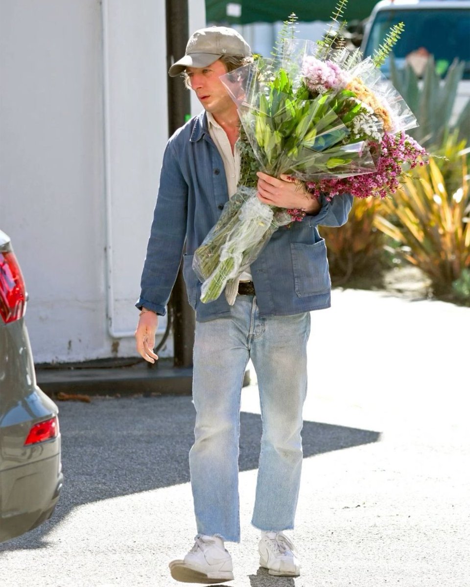 Jeremy Allen White et sa passion débordante pour les fleurs 💐