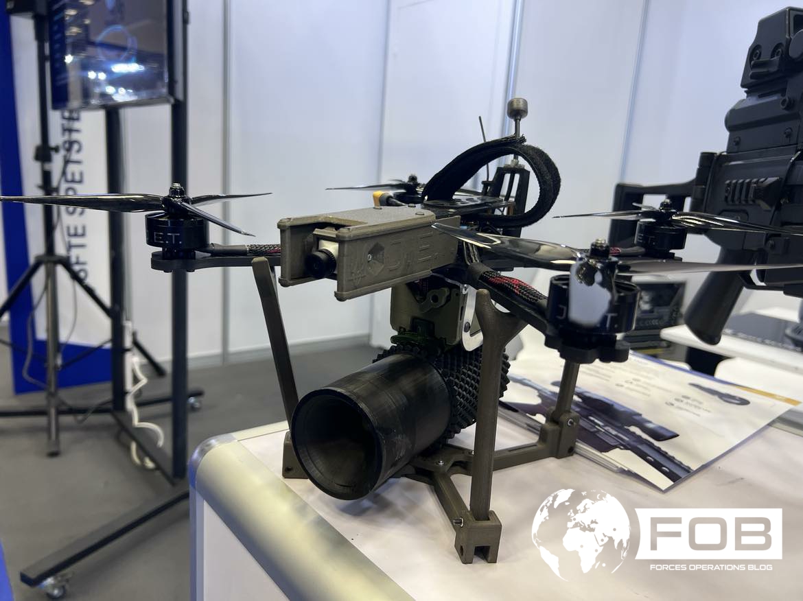 Peut-être une première sur un salon de défense : un drone FPV présenté sur le stand de SpetsTechnoExport 🇺🇦

➡️J.E.T. : jusqu'à 13 km et 13 min d'autonomie, 120 km/h en phase d'attaque, jusqu'à 2 kg de charge utile, doté d'un 'système de contre-mesure électronique

#DIMDEX2024