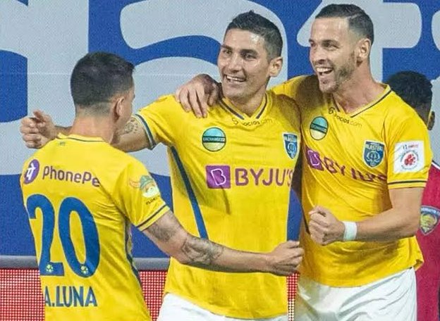 🎙️| Adrian Luna: “In first season with Jorge & Alvaro; we speak always spanish, we were all the time together; having fun on the pitch & off the pitch, I really enjoyed to play with them because we speak same language.” 

@KravinIndia (YouTube)

#KeralaBlasters #KBFC