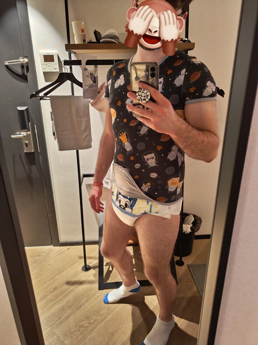 Someone come sqeezieee meeeee 👉👈🥰