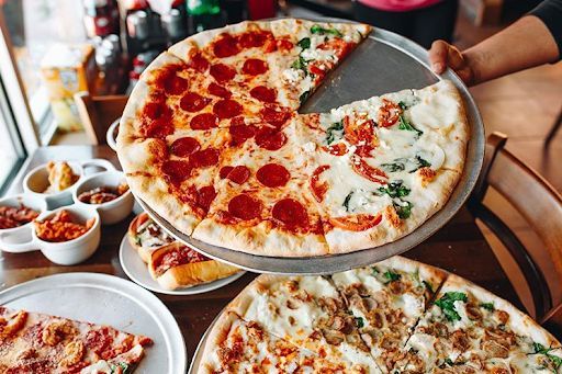 JohnnysPizzaNC's tweet photo. A feast fit for a KING 👑 How’s everyone feeling today!? You know what makes a bad day better, Johnny’s! You know what makes a great day even better, Johnny’s!
#foodie #raleighnc #instagood #carync #hollyspringsnc #apexnc #wakeforestnc #Johnnyspizzanc #pizza #pizzatime ##fuquay https://t.co/woV92XZtRj