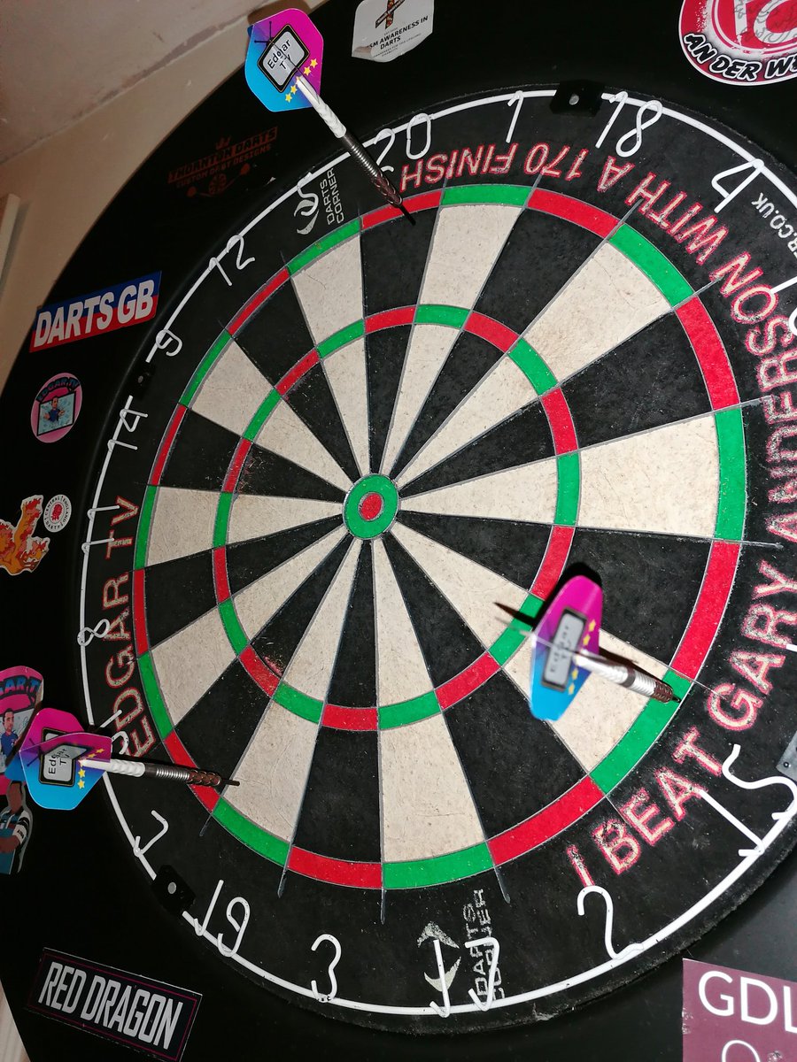 J_Lo_Paine's tweet image. I ask @theedgar501 for a finish, he says 69. 🤨.  But  one try and boom! Took it out 😂😂🎯🎯.
little woohoo moment after.

slowly improving and trying to practice more.

#darts #dartplayer #dartspractice