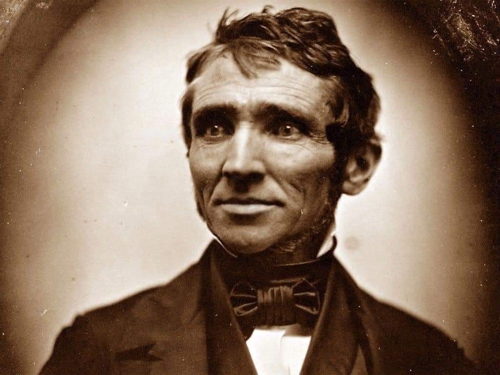 Charles Goodyear :
Charles Goodyear dejó la escuela a los 12 años para trabajar en la ferretería de su padre en Connecticut. 
A los 23 años se casó con Clarissa Beecher y poco después la pareja se mudó a Filadelfia, donde Goodyear abrió su propia ferretería.
Goodyear era un