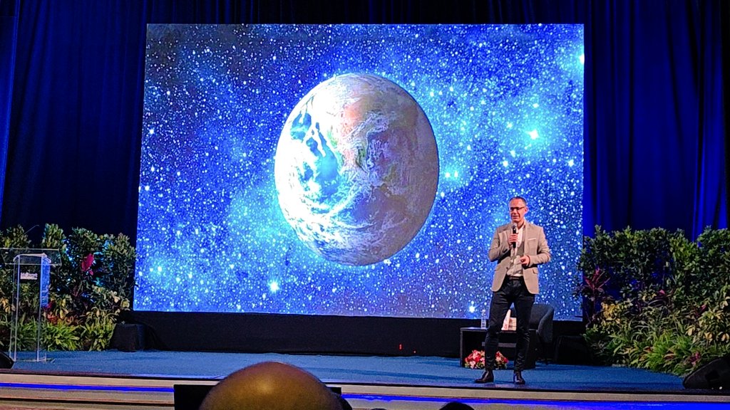 Gabrielasjr's tweet photo. Hoy compartimos la majestuosa conferencia del Dr. Gorka Orive sobre Salud Global (One Health), bajo un enfoque transdisciplinario y multisectorial, colaborativo y holistico. La propuesta asume la integralidad del sistema mundo: la salud de los ecosistemas-salud animal y vegetal con la salud humana. Esta interconexión determina que cualquier cambio o efecto repercute considerablemente en todo.

Con la participación de más de 600 asistentes, la comprensión de los nuevos escenarios Pandémicos, la Crisis Climática, la Contaminación, la Multiresistencia a fármacos son algunos de los elementos a considerar:

El 60 % de los agentes patógenos 🦟 que causan enfermedades humanas tienen su origen en los animales domésticos o silvestres. Hablamos de las zoonosis, así fue la pandemia de la Covid-19...

El 🔬75 % de las enfermedades humanas infecciosas emergentes tienen un origen animal. 

No es posible garantizar la seguridad alimentaria, sin considerar los efectos de la Crisis Climática. Se necesitará un aumento del 70 % de proteína animal para alimentar al mundo en 2050. Mientras tanto, más del 20 % de las pérdidas de la producción animal mundial están relacionadas con las enfermedades animales. 

La acción humana ha alterado gravemente el 75 % de los entornos terrestres y el 66 % de los entornos marinos. La contaminación y el microplástico es hoy común en todos los ecosistemas del planeta y tiene efectos en la salud animal, vegetal, humana así como en las relaciones ecológicas.

El Dr @gorka_orive nos invita antes estos desafíos a continuar haciendo #CienciaParaLaVida con una visión integradora.