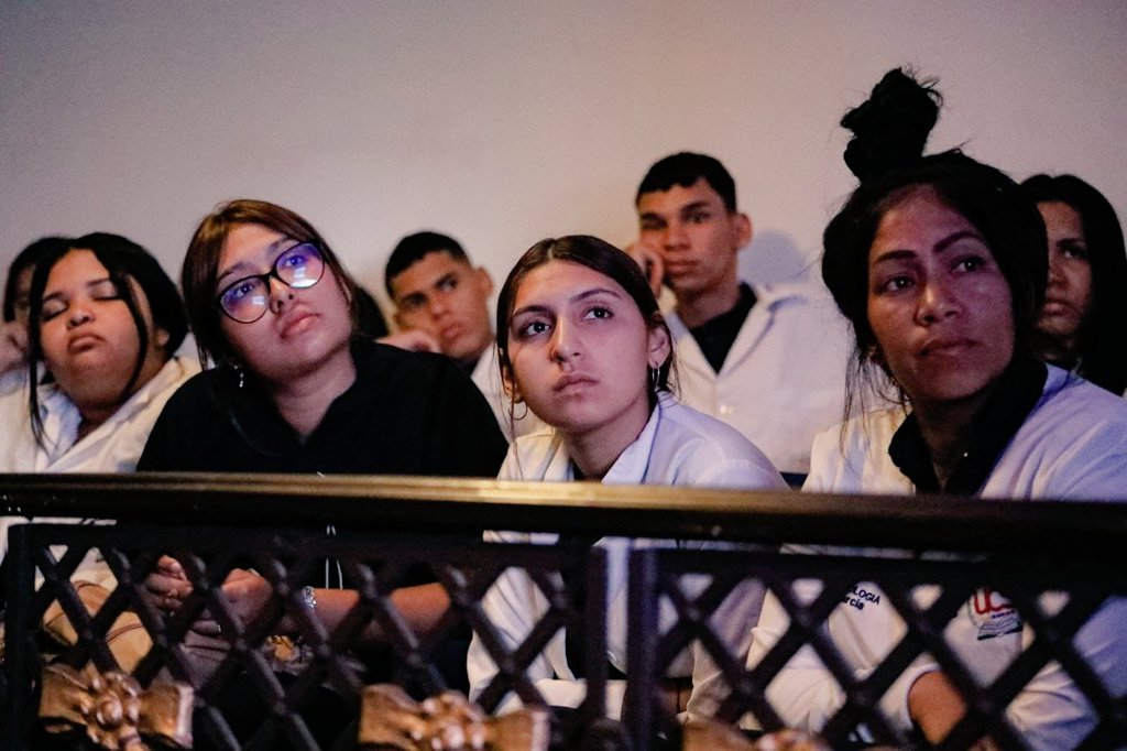 Hoy compartimos la majestuosa conferencia del Dr. Gorka Orive sobre Salud Global (One Health), bajo un enfoque transdisciplinario y multisectorial, colaborativo y holistico. La propuesta asume la integralidad del sistema mundo: la salud de los ecosistemas-salud animal y vegetal