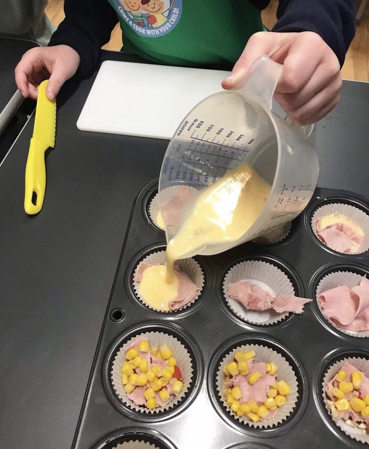 ClaireLDutton's tweet image. Week Four of Come &amp;amp; Cook with your Child in Corwen. We focused on Label Reading with the parents and healthy breakfasts with the children. We cooked breakfast muffins filled with lots of vegetables👩🏼‍🍳 #comeandcookwithyourchild #weekfour @BetsiCadwaladr @NutritionSkills