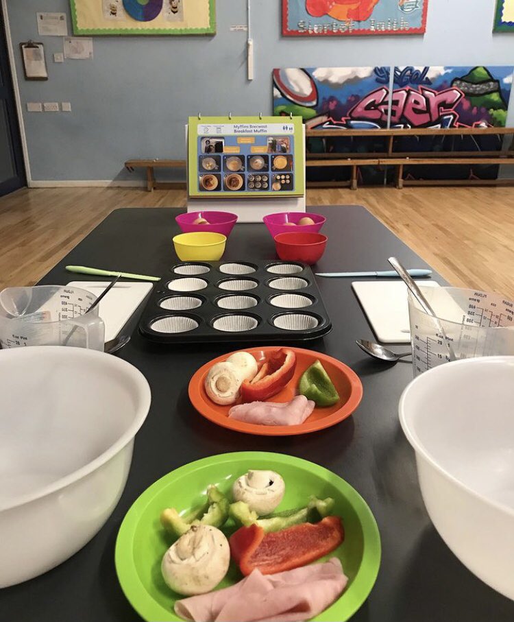 ClaireLDutton's tweet image. Week Four of Come &amp;amp; Cook with your Child in Corwen. We focused on Label Reading with the parents and healthy breakfasts with the children. We cooked breakfast muffins filled with lots of vegetables👩🏼‍🍳 #comeandcookwithyourchild #weekfour @BetsiCadwaladr @NutritionSkills