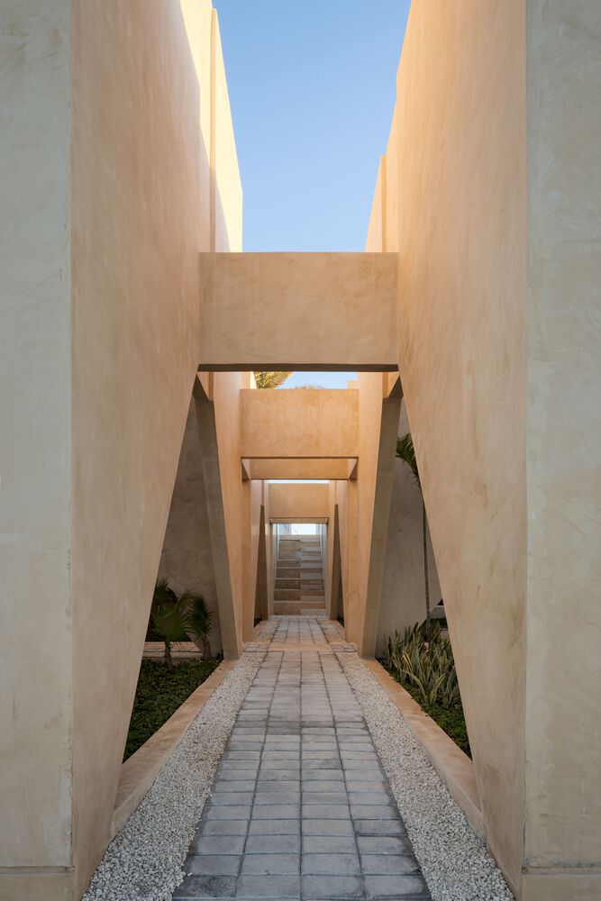 Fusión entre cultura y entorno en el nuevo #MuseoDeGeología. Inspirado en la #arquitectura maya, presenta terrazas y jardines suspendidos con una materialidad única: el #chukum, acabado natural de origen #maya.

Arquitectura: <a href="/estudioMMX/">Estudio MMX</a> 
Fotografía: Dane Alonso.

#Yucatan