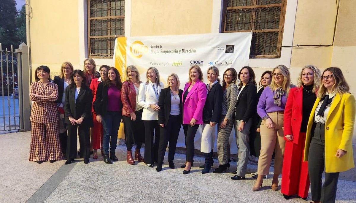 Sofialbg's tweet photo. “Aprendiendo de Ellas” es una magnífica oportunidad para inspirarnos en la experiencia de grandes mujeres directivas, emprendedoras y empresarias. Sus historias de éxito nos llenan de ganas y motivación. 💪🏻💪🏻Organizado por la @CatedraMED hasta el 6 de marzo #IgualdadesMurcia https://t.co/bdN5ceBVEM