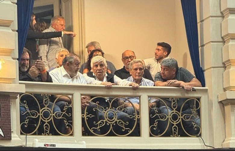 En el palco escuchando a Kicillof, los jinetes del fracaso educativo, laboral, social y productivo de la Provincia.

Atentos aplaudiendo al gobernador que les cuida el bolsillo.